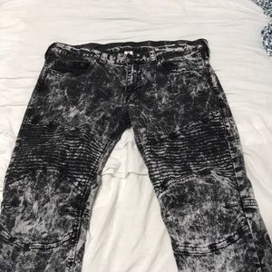 I’m selling a pair of true religion jeans